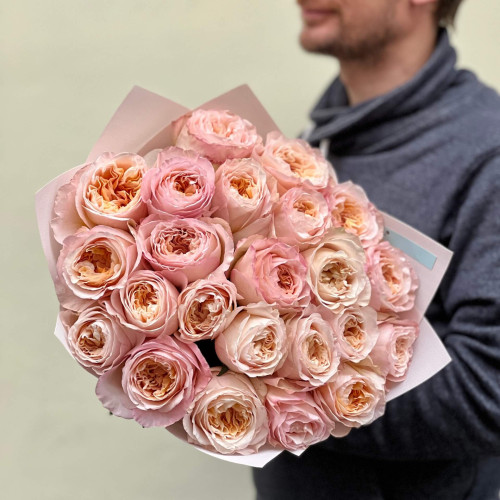 23 персикові півонієвидні троянди Tie-Dye у букеті «Світанковий спів»