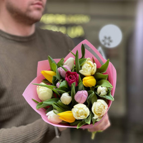 15 різнобарвних тюльпанів у букеті «Кольоровий акцент»