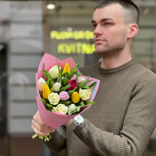 15 різнобарвних тюльпанів у букеті «Кольоровий акцент»