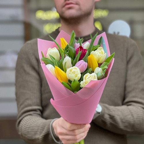 15 різнобарвних тюльпанів у букеті «Кольоровий акцент»