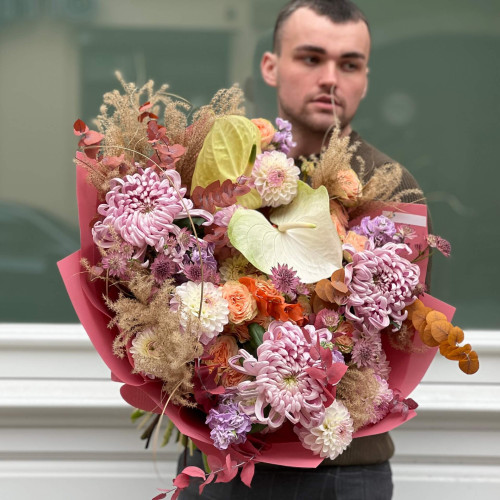 Розкішний об'ємний букет з хризантемою Vienna «Карамельний сон»