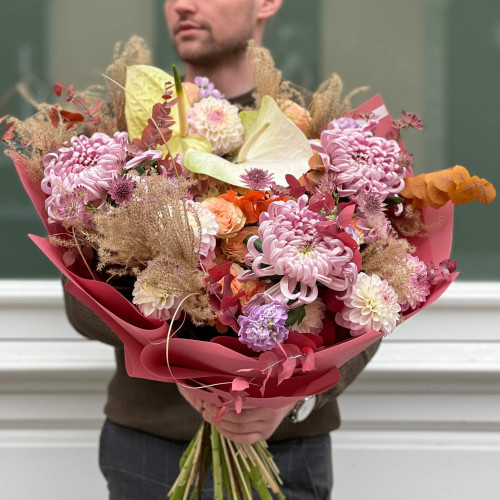 Розкішний об'ємний букет з хризантемою Vienna «Карамельний сон»