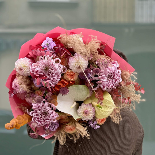 Розкішний об'ємний букет з хризантемою Vienna «Карамельний сон»