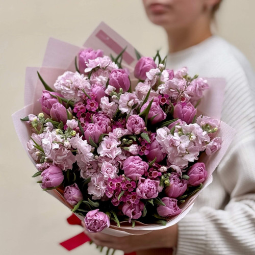 Запашний весняний букет з тюльпанами та матіолою «Львівська мрія»