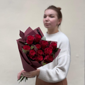 11 троянд сорту Rhodos з листям малини у букеті «Чарівний туман»