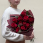 11 роз сорта Rhodos с листьями малины в букете «Волшебный туман»