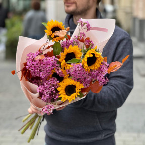 Милий букет з соняшниками та хамелаціумом «Нотка осені»