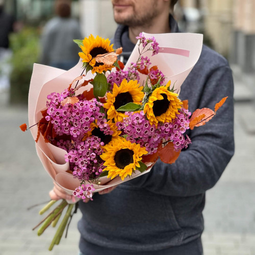 Милий букет з соняшниками та хамелаціумом «Нотка осені»