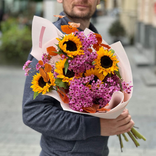 Милий букет з соняшниками та хамелаціумом «Нотка осені»