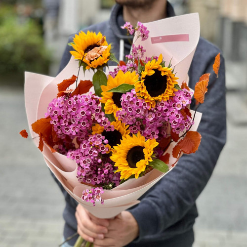 Милий букет з соняшниками та хамелаціумом «Нотка осені»