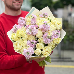 Запашний букет з кущовою матіолою та піоновидними тюльпанами «Чорнична нотка»