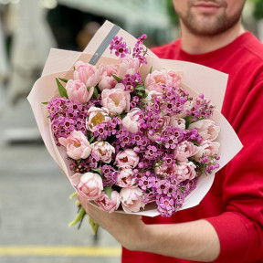 Романтичний букет з тюльпанами та хамелаціумом «Весняний флер»