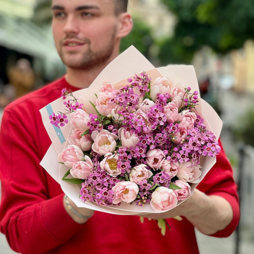 Романтичний букет з тюльпанами та хамелаціумом «Весняний флер»