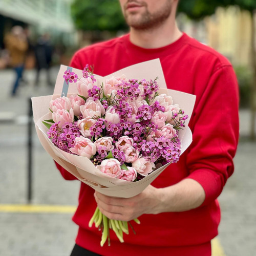 Романтичний букет з тюльпанами та хамелаціумом «Весняний флер»