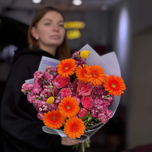 Яскравий букет з герберами та матіолою «Осіння заграва»