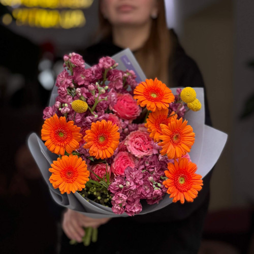 Яскравий букет з герберами та матіолою «Осіння заграва»