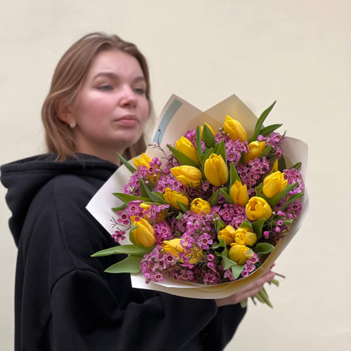 Яскравий букет з класичними тюльпанами «Лимонні вогні»