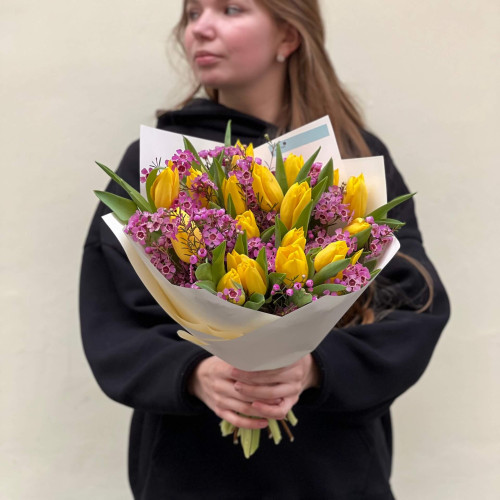 Яскравий букет з класичними тюльпанами «Лимонні вогні»