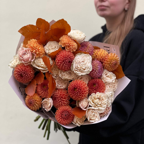 Согревающий осенний букет с георгинами «Кофе с молоком»