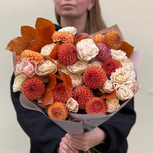 Согревающий осенний букет с георгинами «Кофе с молоком»
