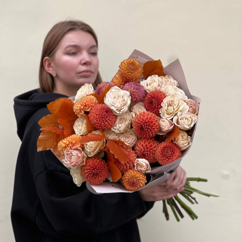 Согревающий осенний букет с георгинами «Кофе с молоком»
