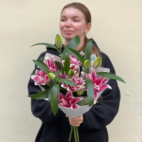 3 гілочки лілії сорту Fabienne «Таємниця Фібі»