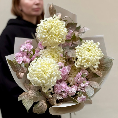 Світлий пастельний букет із хризантеми Vienna та кущової матіоли «Туманний ранок»