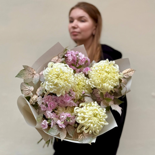 Світлий пастельний букет із хризантеми Vienna та кущової матіоли «Туманний ранок»