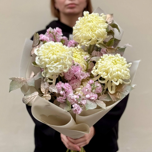 Світлий пастельний букет із хризантеми Vienna та кущової матіоли «Туманний ранок»