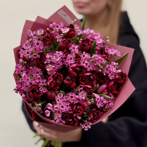 Букет з тюльпанами в насичених кольорах «Квітуча слива»