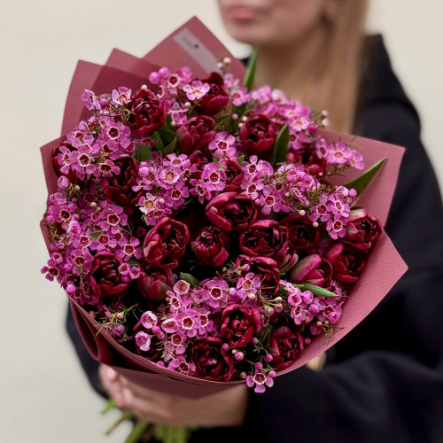 Букет з тюльпанами в насичених кольорах «Квітуча слива»