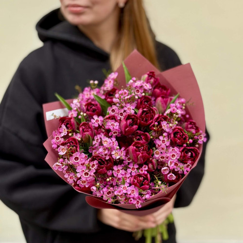 Букет з тюльпанами в насичених кольорах «Квітуча слива»