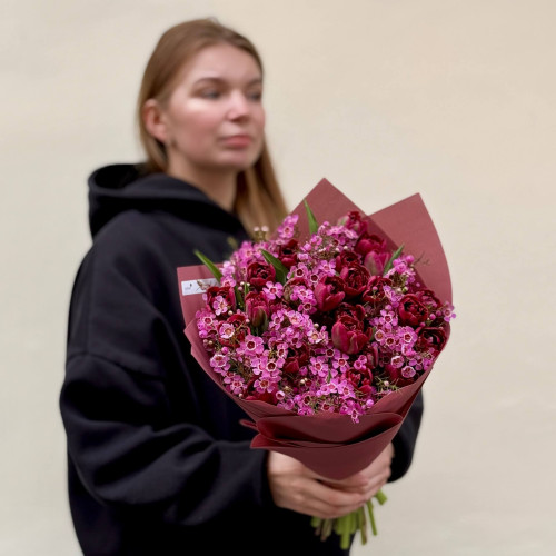 Букет з тюльпанами в насичених кольорах «Квітуча слива»