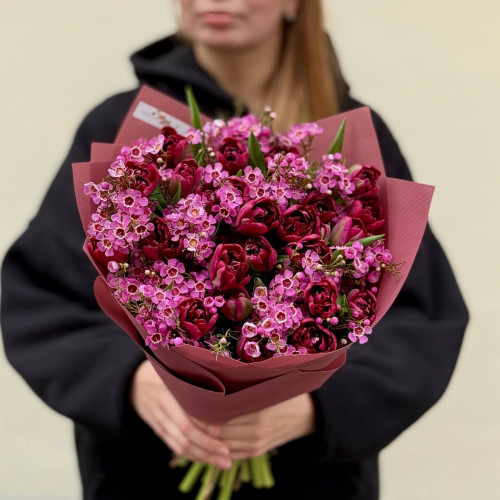 Букет з тюльпанами в насичених кольорах «Квітуча слива»