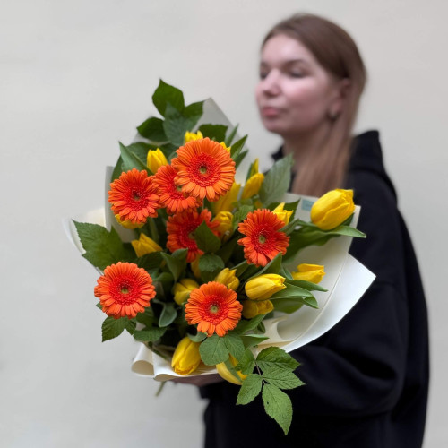 Яскравий життєрадісний букет з герберами та тюльпанами «Запальна музика»