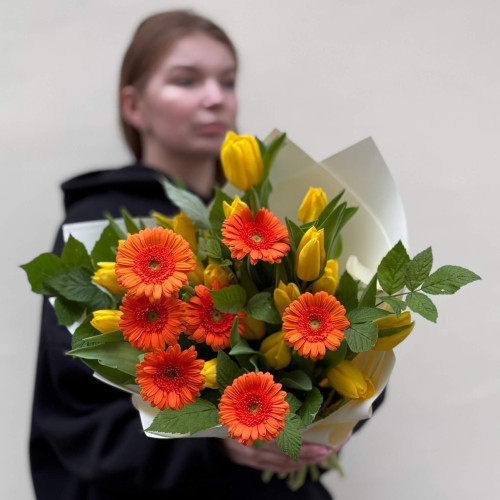 Яскравий життєрадісний букет з герберами та тюльпанами «Запальна музика»