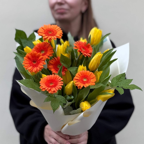 Яскравий життєрадісний букет з герберами та тюльпанами «Запальна музика»