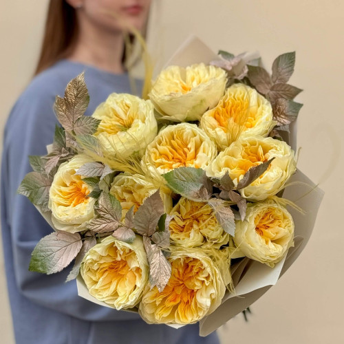 11 яскравих півонієвидних троянд Antonia у букеті «Блиск Ельдорадо»