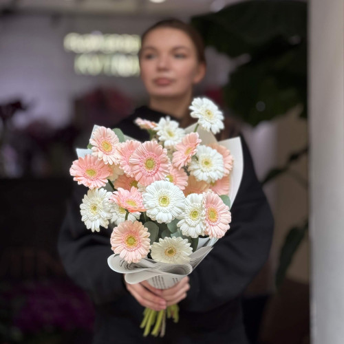 Милий букет із 25 гербер сортів Lobby та Alix Noor «Пудрове кохання»