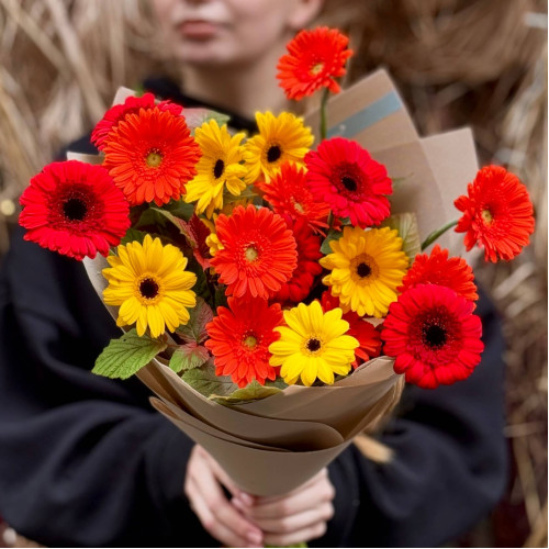 19 гербер сортів Sailor, Henry та Red Ruby у букеті «Осінні вогники»