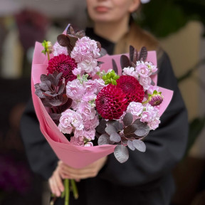 Ягідний букет з матіолою та жоржинами «Малиновий чізкейк»