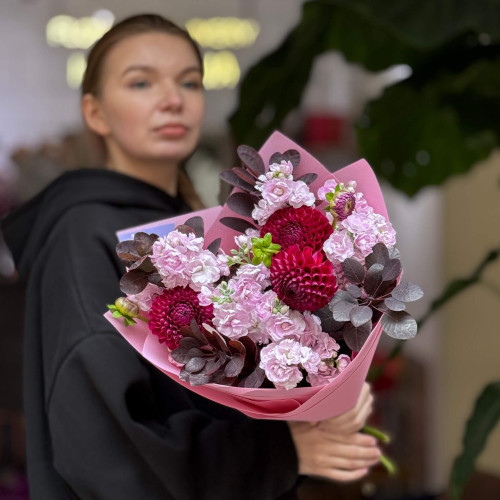 Ягідний букет з матіолою та жоржинами «Малиновий чізкейк»