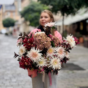 Ексклюзивний контрастний букет з орхідеями та хризантемою Spider «Чорна ваніль»