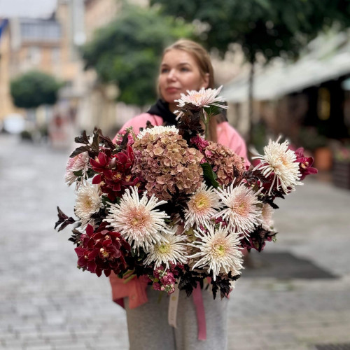 Эксклюзивный контрастный букет с орхидеями и хризантемой Spider «Чёрная ваниль»