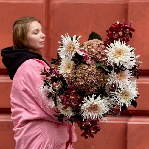 Эксклюзивный контрастный букет с орхидеями и хризантемой Spider «Чёрная ваниль»