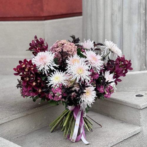 Эксклюзивный контрастный букет с орхидеями и хризантемой Spider «Чёрная ваниль»