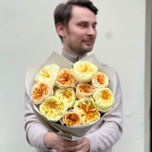 Життєрадісний теплий букет з півонієподібних троянд «Аромат цитрона»