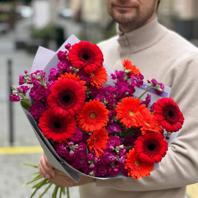 Яскравий насичений букет з герберами «Неонові сни»