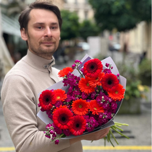 Яркий насыщенный букет с герберами «Неоновые сны»