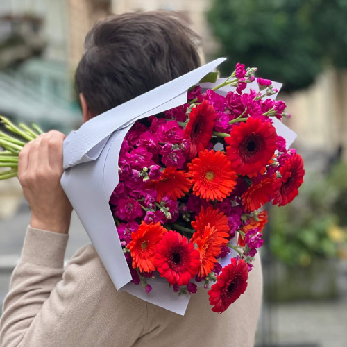 Яркий насыщенный букет с герберами «Неоновые сны»